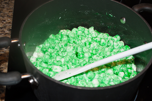 daycare-treats-saint-patricks-day-lucky-charms-diy-green-marshmallows