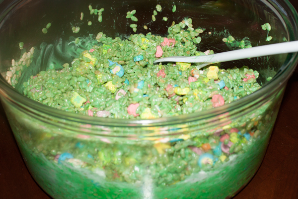 daycare-treats-saint-patricks-day-stir-up-lucky-charms-diy-green-marshmallows