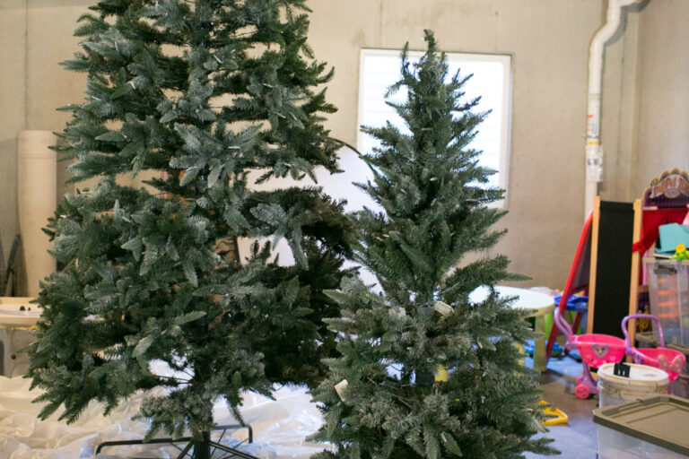 Ultimate Guide on How to Flock a Christmas Tree